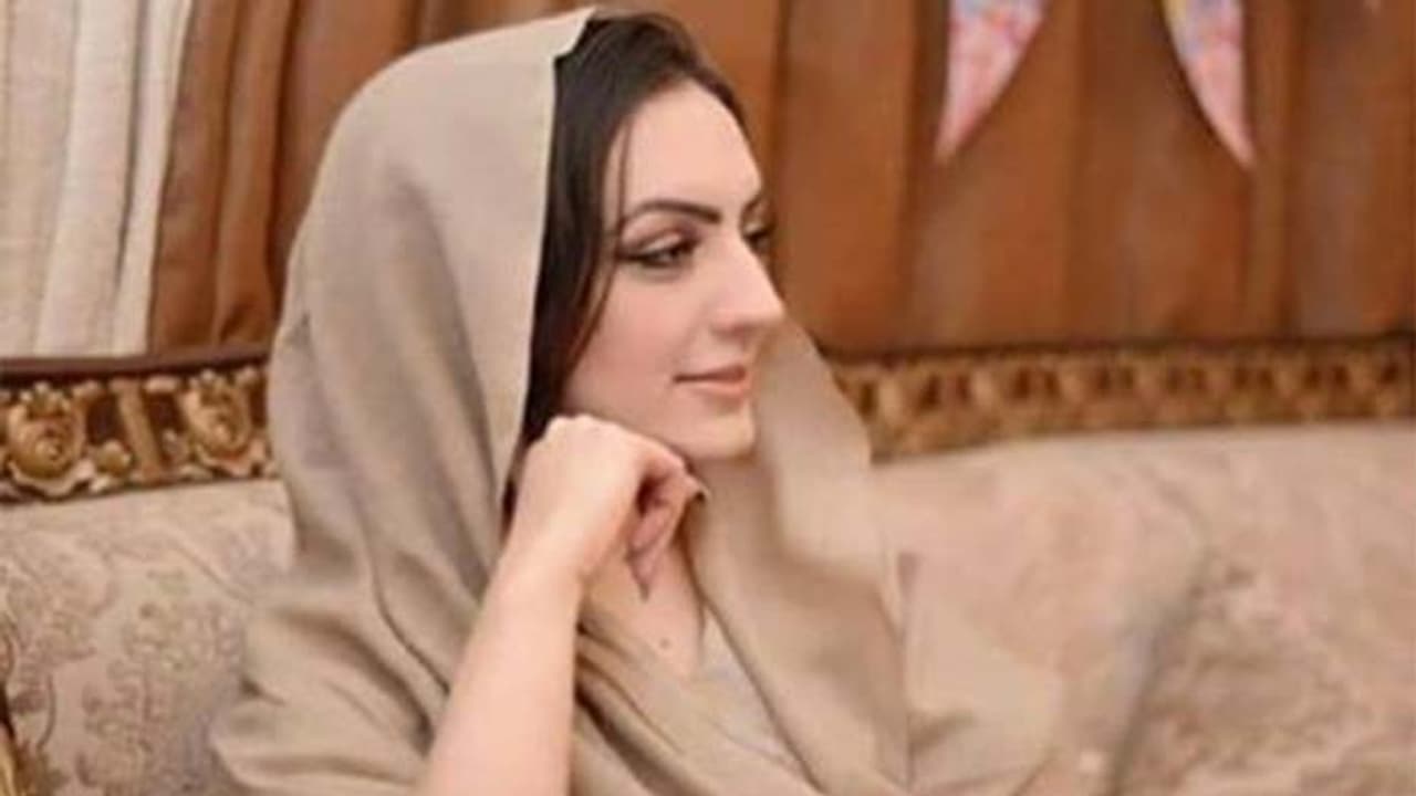 ఇమ్రాన్ దేవుడు పంపిన నాయకుడు: భార్య బుష్రా మనేకా ప్రశంసలు ఇమ్రాన్ దేవుడు పంపిన నాయకుడు: భార్య బుష్రా మనేకా ప్రశంసలు