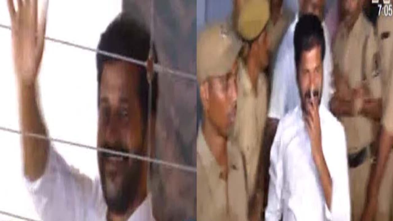 రేవంత్ ఇంటి వద్ద పరిస్థితి ఉద్రిక్తం: అభివాదం చేసి వెళ్లిపోయిన రేవంత్ రేవంత్ ఇంటి వద్ద పరిస్థితి ఉద్రిక్తం: అభివాదం చేసి వెళ్లిపోయిన రేవంత్