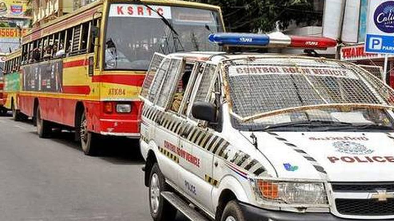 വയനാട്ടില് പൊലീസിനൊപ്പം എത്തിയ കെഎസ്ആര്ടിസി വാഹനങ്ങള് ഹര്ത്താല് അനുകൂലികള് തടഞ്ഞു വയനാട്ടില് പൊലീസിനൊപ്പം എത്തിയ കെഎസ്ആര്ടിസി വാഹനങ്ങള് ഹര്ത്താല് അനുകൂലികള് തടഞ്ഞു