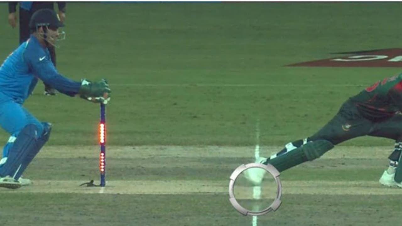 ಏಷ್ಯಾಕಪ್ ಫೈನಲ್: ಧೋನಿ ಮಿಂಚಿನ ಸ್ಟಂಪ್ ಟ್ವಿಟರಿಗರು ಹೇಳಿದ್ದೇನು? ಏಷ್ಯಾಕಪ್ ಫೈನಲ್: ಧೋನಿ ಮಿಂಚಿನ ಸ್ಟಂಪ್ ಟ್ವಿಟರಿಗರು ಹೇಳಿದ್ದೇನು?