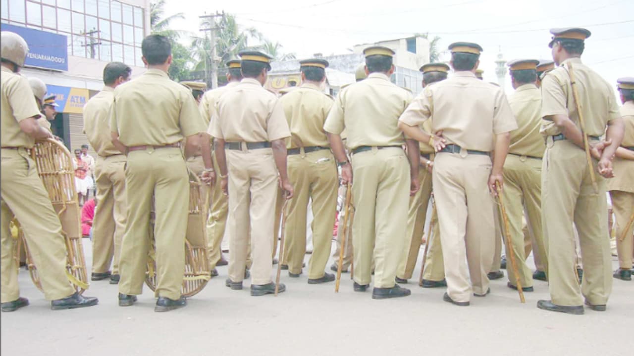 കാറില് പോയ എഡിജിപിയെ സല്യൂട്ട് ചെയ്തില്ല; രാജ്ഭവന് ഡ്യൂട്ടിയിലുണ്ടായിരുന്ന 20 പൊലീസുകാര്ക്ക് ശിക്ഷാ പരേഡ്! കാറില് പോയ എഡിജിപിയെ സല്യൂട്ട് ചെയ്തില്ല; രാജ്ഭവന് ഡ്യൂട്ടിയിലുണ്ടായിരുന്ന 20 പൊലീസുകാര്ക്ക് ശിക്ഷാ പരേഡ്!