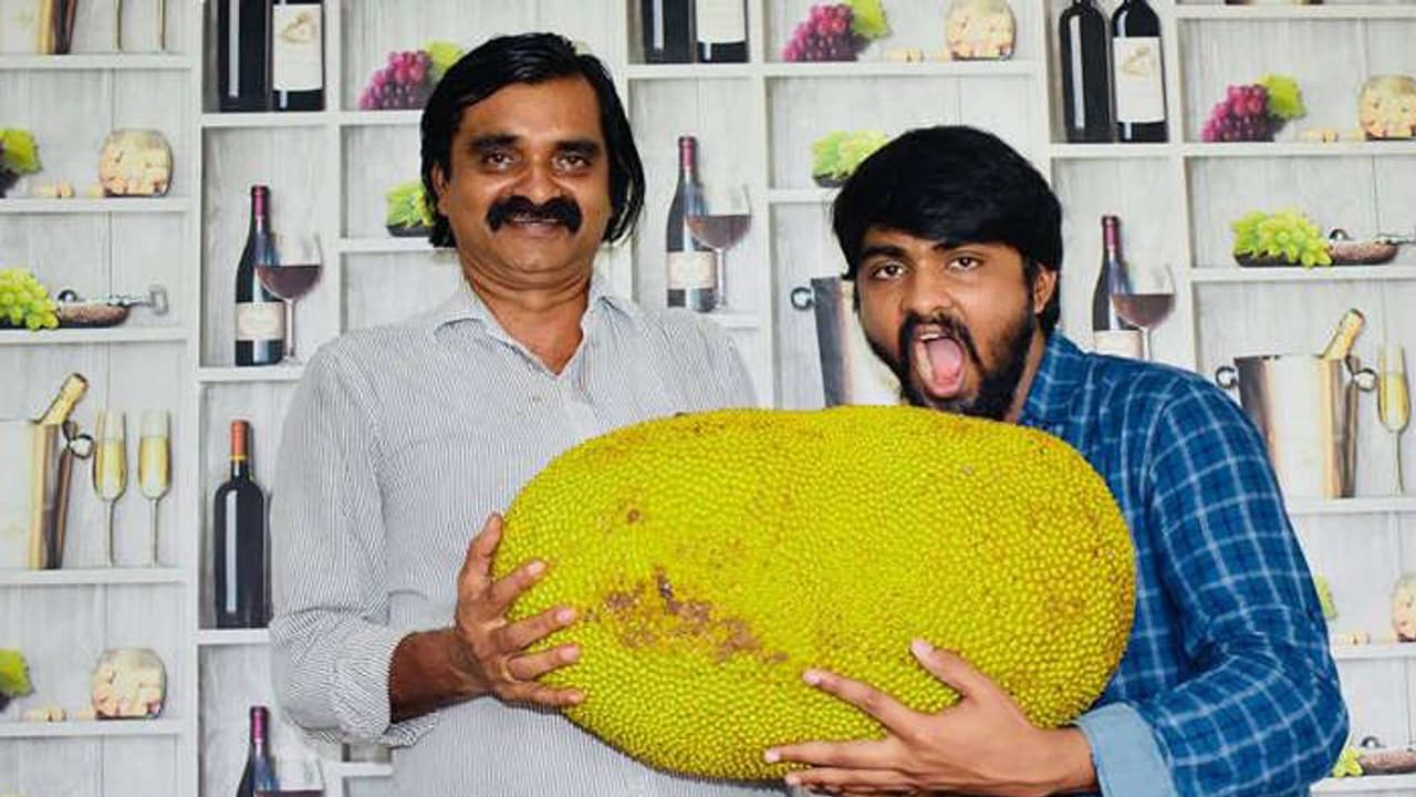 വല്ലാത്ത തീറ്റ തന്നെ ഈ അച്ഛനും മകനും; ഒമ്പത് പ്ലേറ്റ് ചോറ്, ഇരുപത്തിമൂന്ന് പൊറോട്ട, അഞ്ച് കിലോ മട്ടന് ബിരിയാണി വല്ലാത്ത തീറ്റ തന്നെ ഈ അച്ഛനും മകനും; ഒമ്പത് പ്ലേറ്റ് ചോറ്, ഇരുപത്തിമൂന്ന് പൊറോട്ട, അഞ്ച് കിലോ മട്ടന് ബിരിയാണി