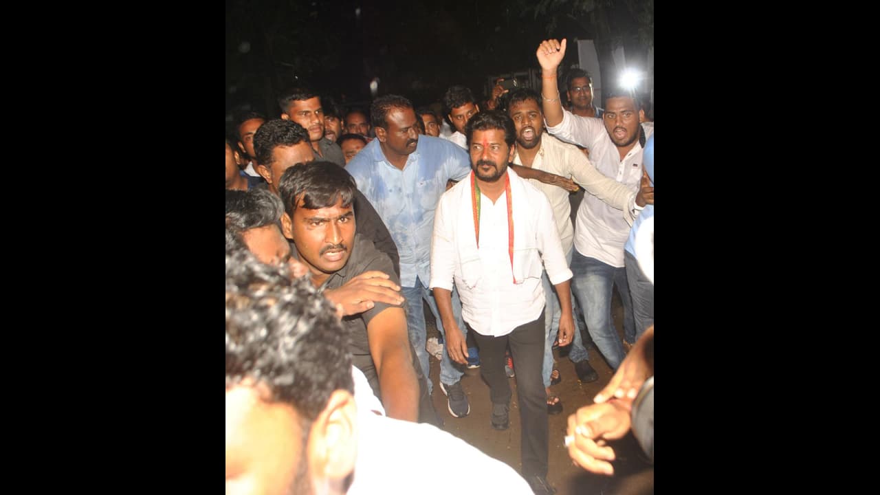 బిగ్పైట్: రేవంత్ రెడ్డిపై పట్నం అమీతుమీ (వీడియో) బిగ్పైట్: రేవంత్ రెడ్డిపై పట్నం అమీతుమీ (వీడియో)