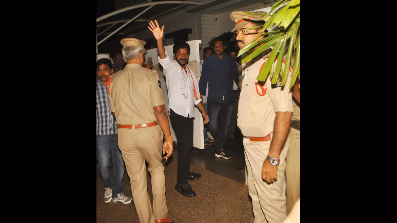 టీఆర్ఎస్ లో చేరమంటూ పోలీసులే బెదిరిస్తున్నారు: ఈసీకి రేవంత్ ఫిర్యాదు టీఆర్ఎస్ లో చేరమంటూ పోలీసులే బెదిరిస్తున్నారు: ఈసీకి రేవంత్ ఫిర్యాదు