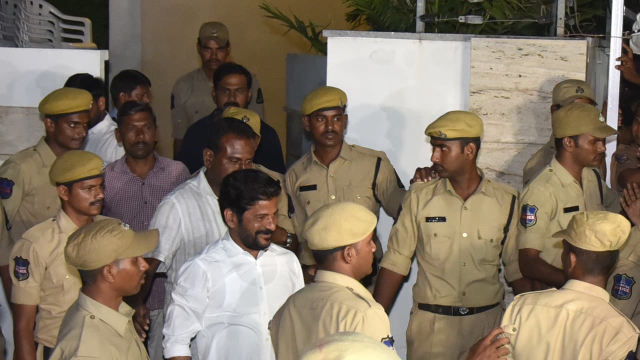 ఐటి సోదాలపై రేవంత్ రెడ్డి స్పందన ఇదీ... ఐటి సోదాలపై రేవంత్ రెడ్డి స్పందన ఇదీ...