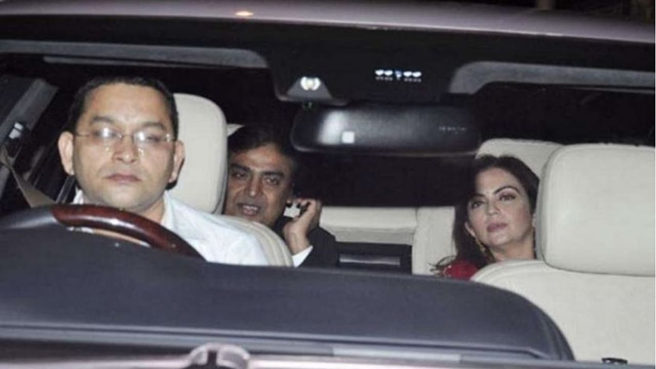 அம்பானி வீட்டு புல்லட் புரூஃப் கார்... டிரைவர் சம்பளம் எவ்வளவுன்னு தெரிஞ்சா மயக்கமே வந்துரும்!