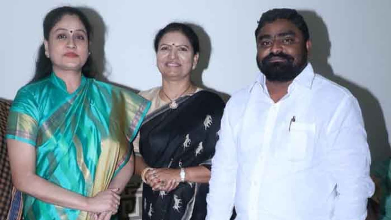 చిరుతో సై, శశికళను అందుకే కలిశా: విజయశాంతి చిరుతో సై, శశికళను అందుకే కలిశా: విజయశాంతి