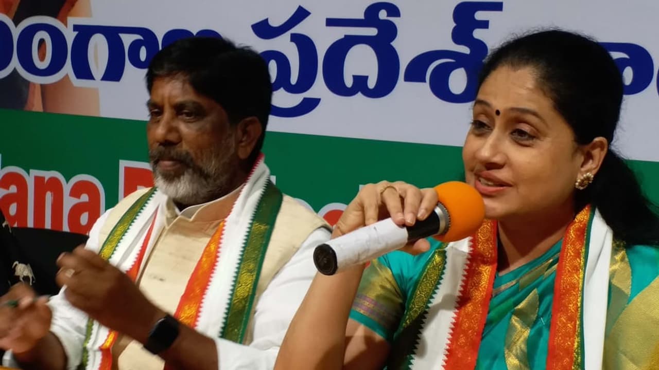 చిరంజీవి, పవన్ లపై విజయశాంతి సంచలన కామెంట్స్ చిరంజీవి, పవన్ లపై విజయశాంతి సంచలన కామెంట్స్