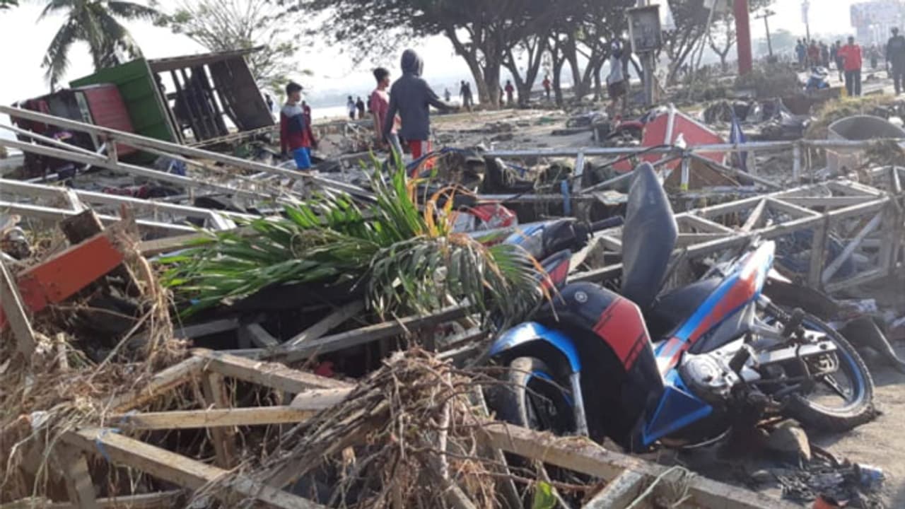 ഇന്തോനേഷ്യ സുനാമി 832 മരണം; രക്ഷാപ്രവര്ത്തനം ഊര്ജിതം ഇന്തോനേഷ്യ സുനാമി 832 മരണം; രക്ഷാപ്രവര്ത്തനം ഊര്ജിതം