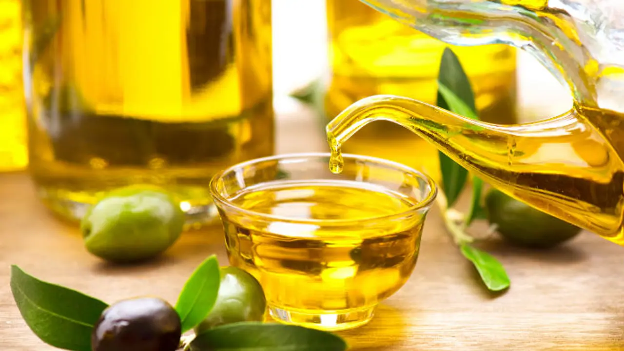 ഒലീവ് ഓയിൽ മുഖത്ത് പുരട്ടിയാലുള്ള ഗുണങ്ങൾ ചെറുതൊന്നുമല്ല ഒലീവ് ഓയിൽ മുഖത്ത് പുരട്ടിയാലുള്ള ഗുണങ്ങൾ ചെറുതൊന്നുമല്ല