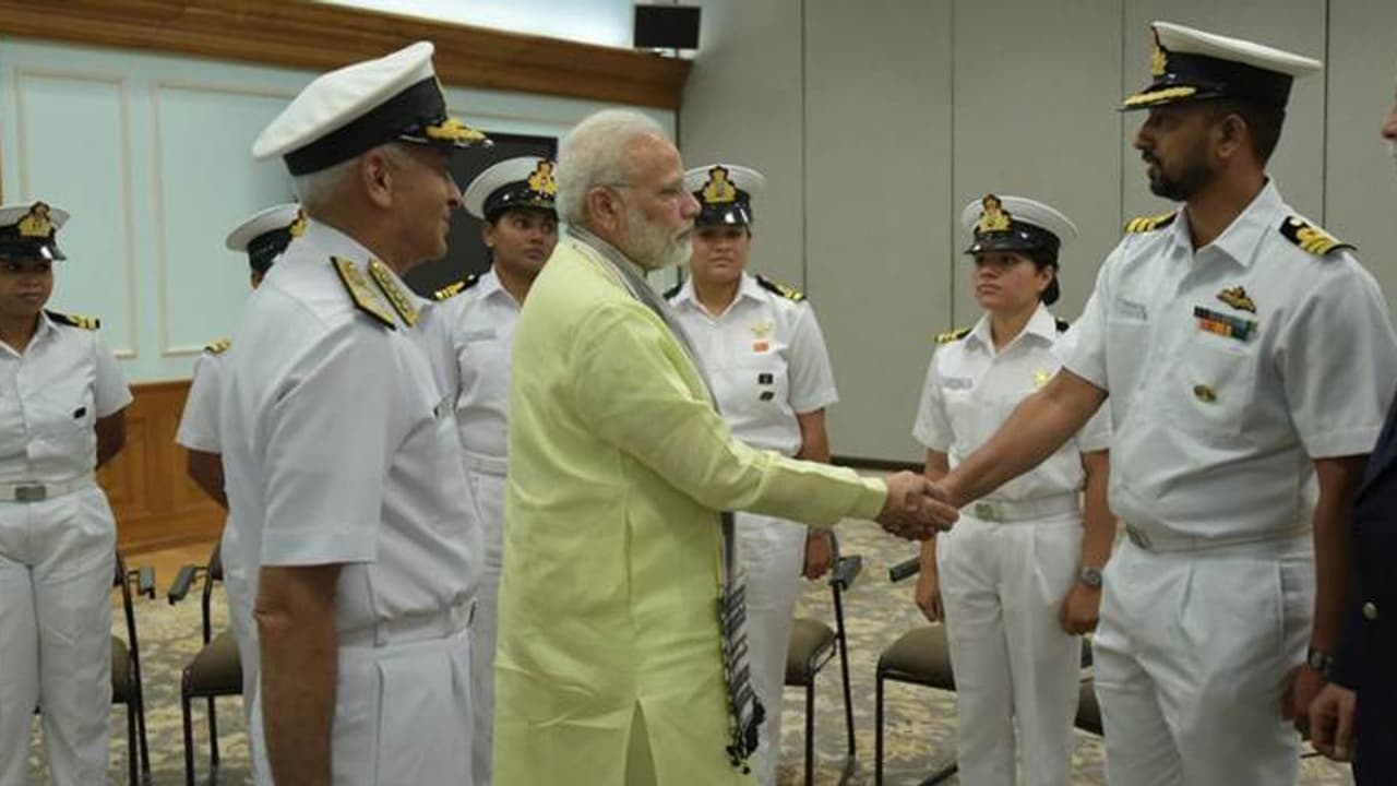 അഭിലാഷ് ടോമിയുടെ ഉത്സാഹവും ധൈര്യവും പ്രചോദനമെന്ന് മോദി അഭിലാഷ് ടോമിയുടെ ഉത്സാഹവും ധൈര്യവും പ്രചോദനമെന്ന് മോദി