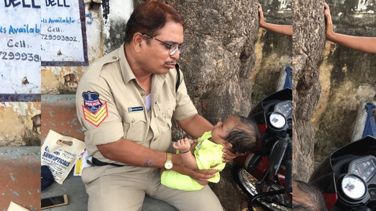 ಪರೀಕ್ಷೆ ಬರೆಯಲು ತೆರಳಿದ ತಾಯಿಯ ಕಂದನಿಗೆ ಅಮ್ಮನಾದ ಪೇದೆ ಪರೀಕ್ಷೆ ಬರೆಯಲು ತೆರಳಿದ ತಾಯಿಯ ಕಂದನಿಗೆ ಅಮ್ಮನಾದ ಪೇದೆ