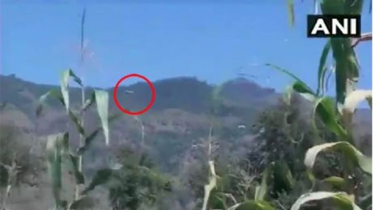 భారత గగనతలంలోకి పాక్ హెలికాప్టర్: కాల్పులు జరిపిన ఆర్మీ (వీడియో)