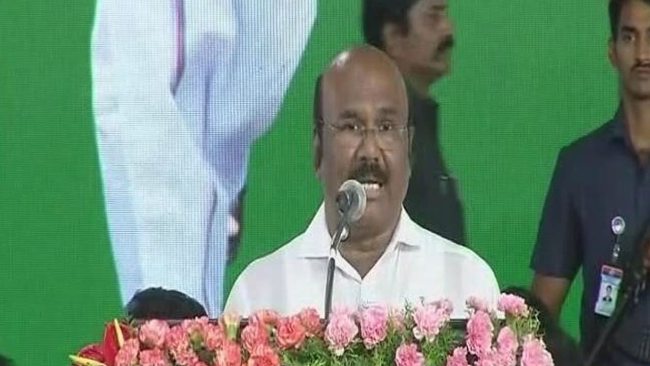 எம்ஜிஆர் நூற்றாண்டு விழா... கருணாநிதி படம் இடம்பெறாதது ஏன்? அமைச்சர் ஜெயக்குமார் விளக்கம்! எம்ஜிஆர் நூற்றாண்டு விழா... கருணாநிதி படம் இடம்பெறாதது ஏன்? அமைச்சர் ஜெயக்குமார் விளக்கம்!