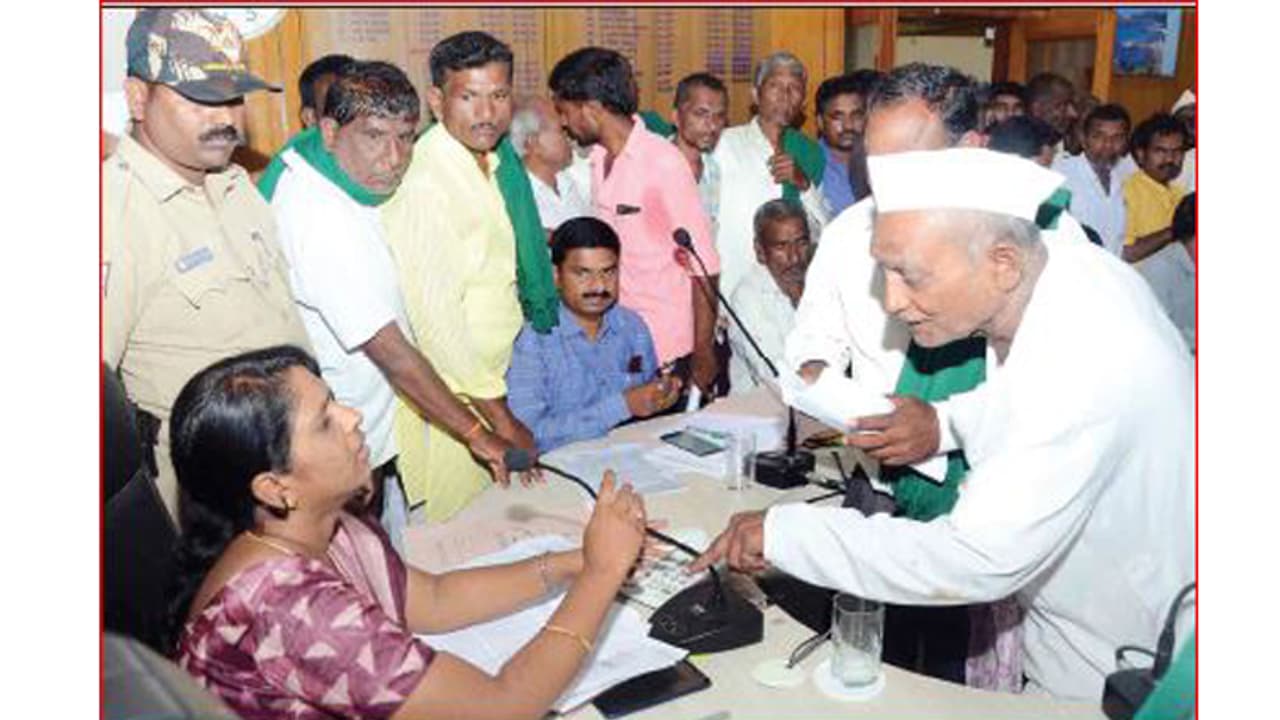 ರೈತರ ಸಮಸ್ಯೆ ಕೇಳಿ ದಂಗಾದ ಡಿಸಿ ರೈತರ ಸಮಸ್ಯೆ ಕೇಳಿ ದಂಗಾದ ಡಿಸಿ