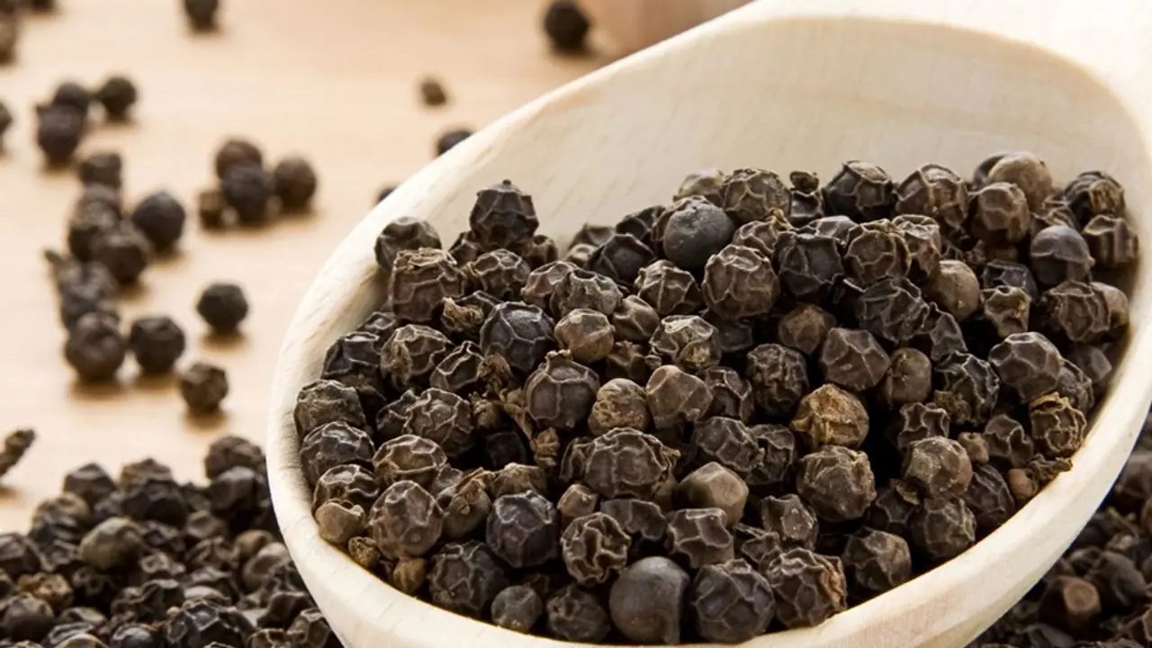 গোল মরিচ সম্পর্কে এই ৬ অজানা তথ্য জানেন! রয়েছে নানা রোগের সমাধান গোল মরিচ সম্পর্কে এই ৬ অজানা তথ্য জানেন! রয়েছে নানা রোগের সমাধান