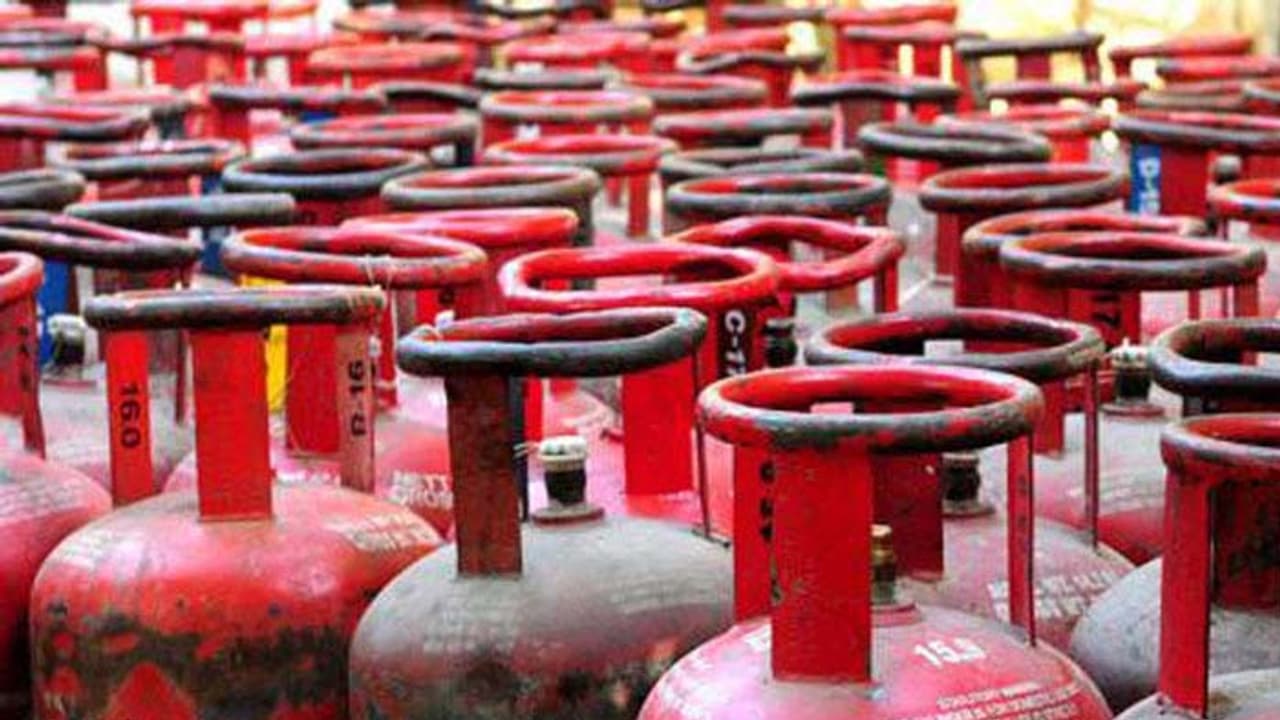 వంటగ్యాస్ వినియోగదారులకు కేంద్రం షాక్.. సిలిండర్‌పై రూ.59 పెంపు