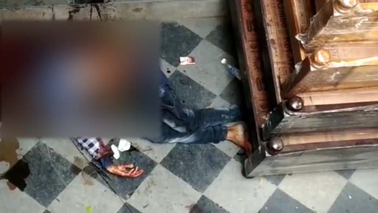 నాంపల్లి ఇంటర్బోర్డు సమీపంలో.. యువకుడి దారుణహత్య నాంపల్లి ఇంటర్బోర్డు సమీపంలో.. యువకుడి దారుణహత్య