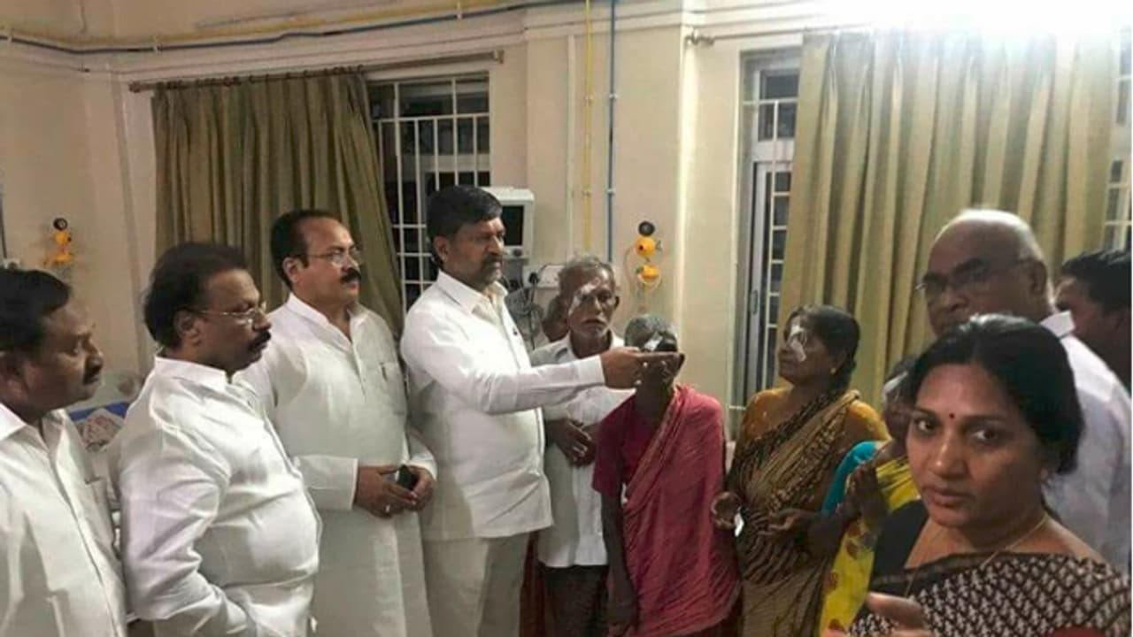 ‘‘కంటి వెలుగు’’ బాధితులను పరామర్శించిన టీడీపీ నేతలు ‘‘కంటి వెలుగు’’ బాధితులను పరామర్శించిన టీడీపీ నేతలు