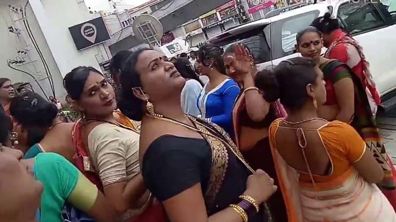 హిజ్రాపై రౌడీషీటర్, పహిల్వాన్‌ల ప్రతాపం.. పోలీస్ స్టేషన్ ముందు హిజ్రాల నిరసన