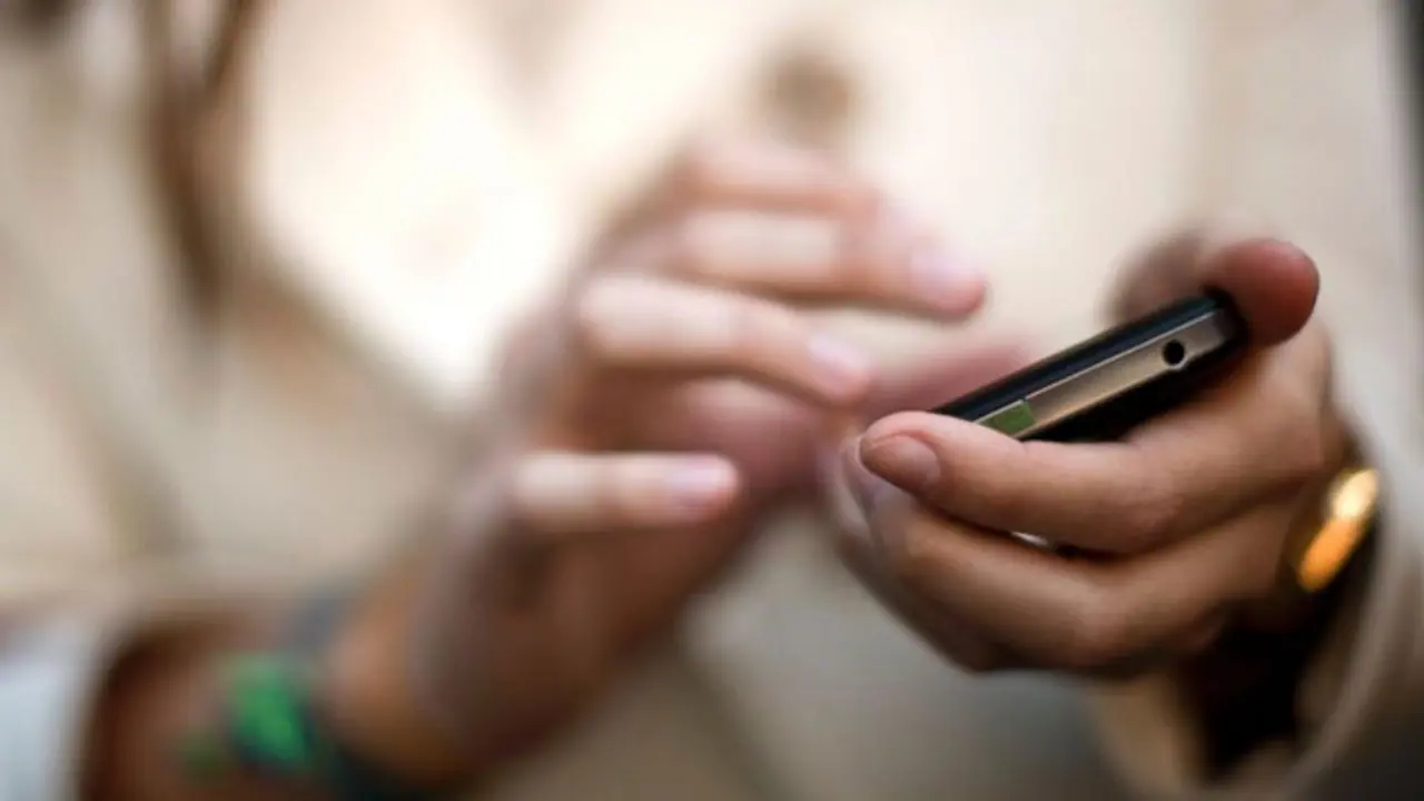 எந்நேரமும் ஓயாமல் ஆண் நண்பர்களுடன் செல்போனில் கடலை.. அதிகாலையில் மாமியாரை அதிர வைத்த மருமகன்..! எந்நேரமும் ஓயாமல் ஆண் நண்பர்களுடன் செல்போனில் கடலை.. அதிகாலையில் மாமியாரை அதிர வைத்த மருமகன்..!