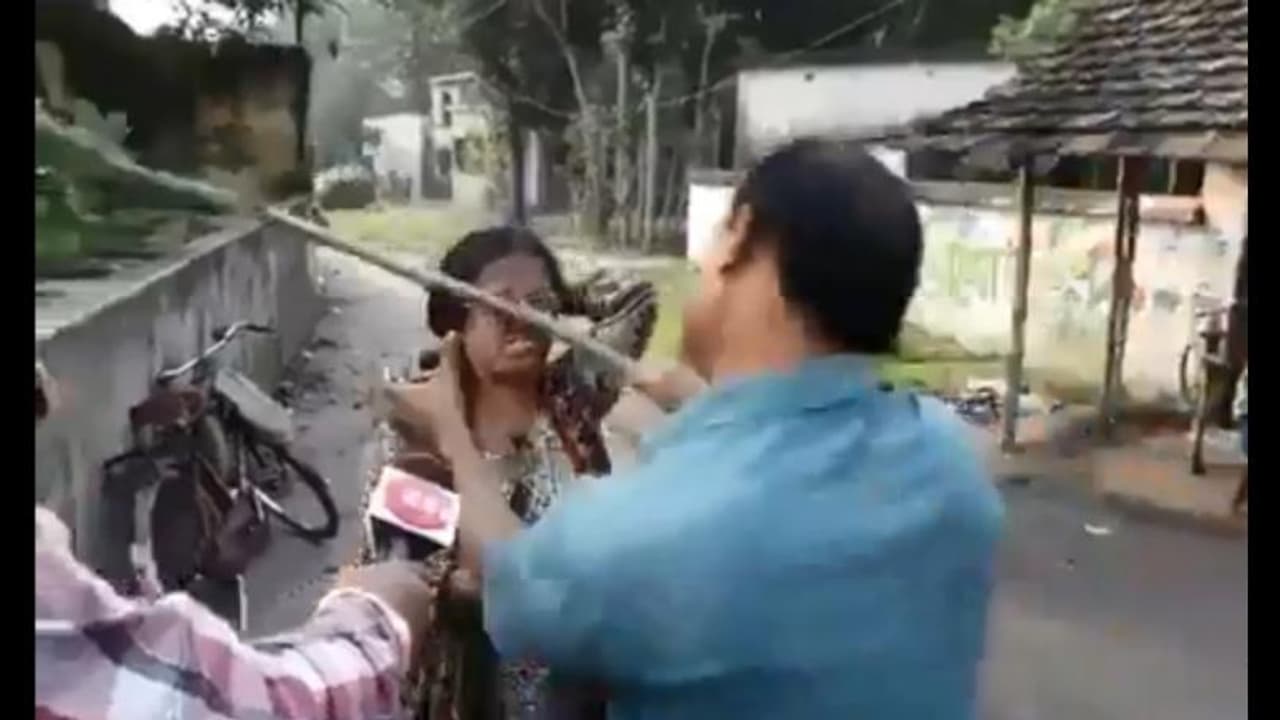 బీజేపీ మహిళా కార్యకర్తపై అధికార పార్టీ నేతల దాడి(వీడియో) బీజేపీ మహిళా కార్యకర్తపై అధికార పార్టీ నేతల దాడి(వీడియో)