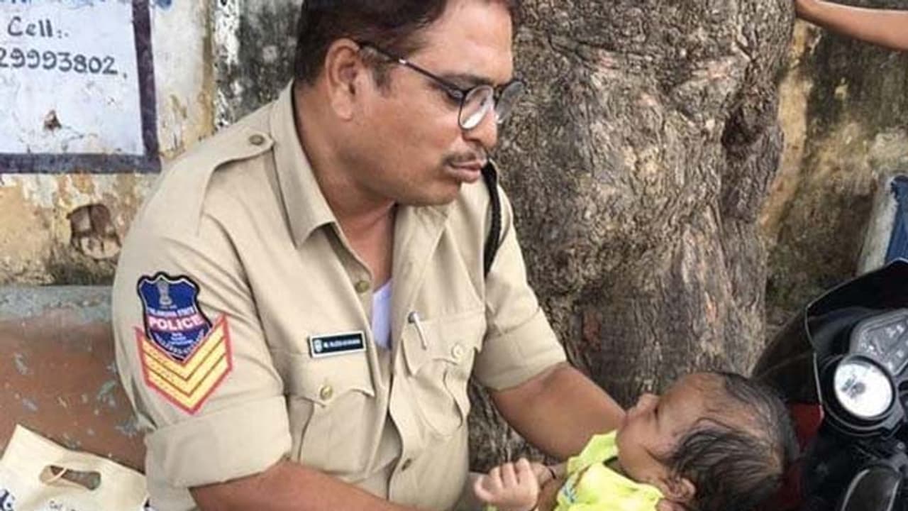 పరీక్ష రాస్తున్న తల్లి.. గుక్కలు పెట్టిన చిన్నారి.. డ్యూటీ చేస్తూనే పాపను ఆడించిన కానిస్టేబుల్ పరీక్ష రాస్తున్న తల్లి.. గుక్కలు పెట్టిన చిన్నారి.. డ్యూటీ చేస్తూనే పాపను ఆడించిన కానిస్టేబుల్