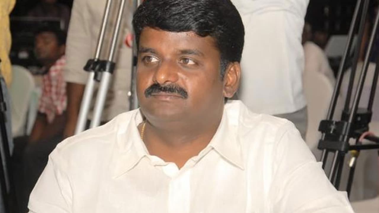 அமைச்சர் விஜயபாஸ்கரை கொன்று விடுவேன் என்று சொன்னவர் சரண்டர்... புதுக்கோட்டை நீதிமன்றத்தில் ஆஜர்! அமைச்சர் விஜயபாஸ்கரை கொன்று விடுவேன் என்று சொன்னவர் சரண்டர்... புதுக்கோட்டை நீதிமன்றத்தில் ஆஜர்!