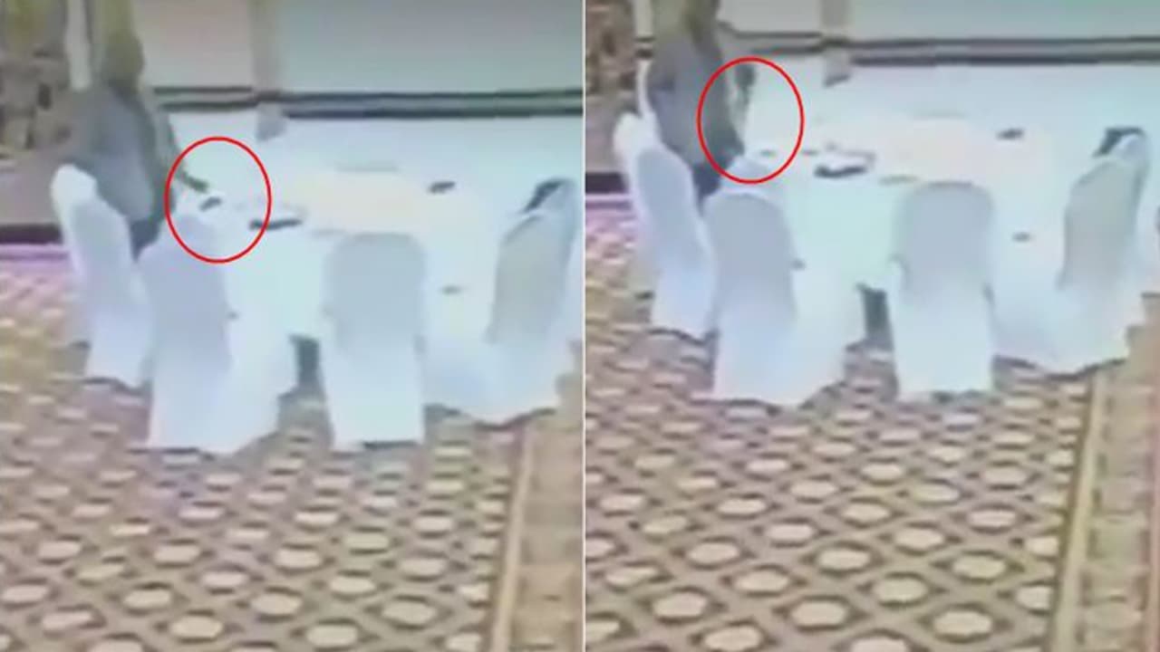 നിക്ഷേപ പദ്ധതി ചർച്ചയ്ക്കിടെ കുവൈറ്റ് പ്രതിനിധിയുടെ 'പോക്കറ്റടിച്ച്' ഉന്നത ഉദ്യോഗസ്ഥന്; തല കുനിച്ച് പാക്ക് സർക്കാർ നിക്ഷേപ പദ്ധതി ചർച്ചയ്ക്കിടെ കുവൈറ്റ് പ്രതിനിധിയുടെ 'പോക്കറ്റടിച്ച്' ഉന്നത ഉദ്യോഗസ്ഥന്; തല കുനിച്ച് പാക്ക് സർക്കാർ