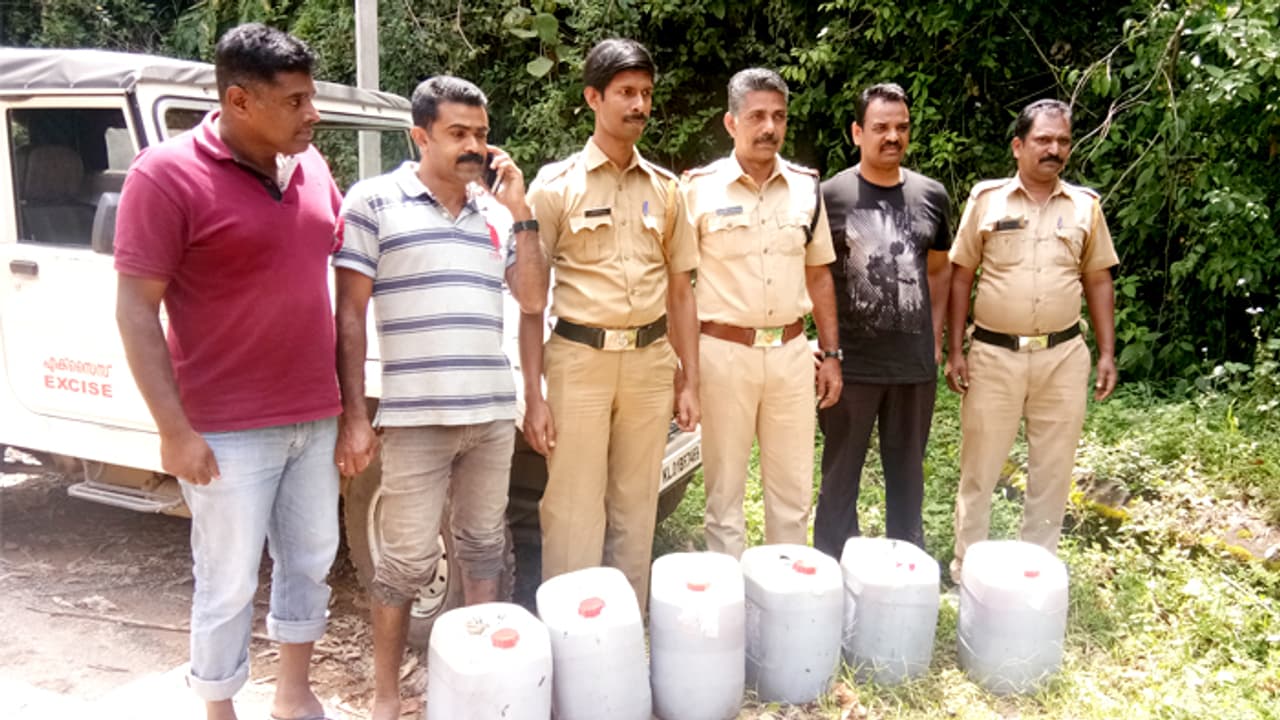 ഗാന്ധി ജയന്തിക്ക് തോട്ടം മേഖലയില് വില്ക്കാന് കൊണ്ടുവന്ന 150 ലിറ്റര് വ്യാജ മദ്യം പിടികൂടി ഗാന്ധി ജയന്തിക്ക് തോട്ടം മേഖലയില് വില്ക്കാന് കൊണ്ടുവന്ന 150 ലിറ്റര് വ്യാജ മദ്യം പിടികൂടി