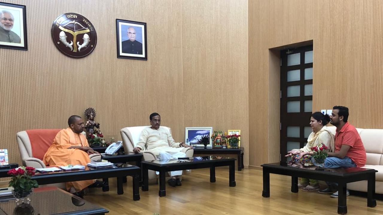 विपक्ष के चौतरफे हमले के बीच सीएम योगी से मिलीं विवेक तिवारी की पत्नी विपक्ष के चौतरफे हमले के बीच सीएम योगी से मिलीं विवेक तिवारी की पत्नी