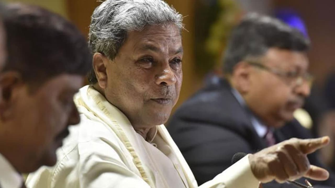 ನನ್ನ ಬಗ್ಗೆ ಮಾತನಾಡಲು ಅವಳು ಯಾರು? ಸಿದ್ದರಾಮಯ್ಯ ಗರಂ ನನ್ನ ಬಗ್ಗೆ ಮಾತನಾಡಲು ಅವಳು ಯಾರು? ಸಿದ್ದರಾಮಯ್ಯ ಗರಂ