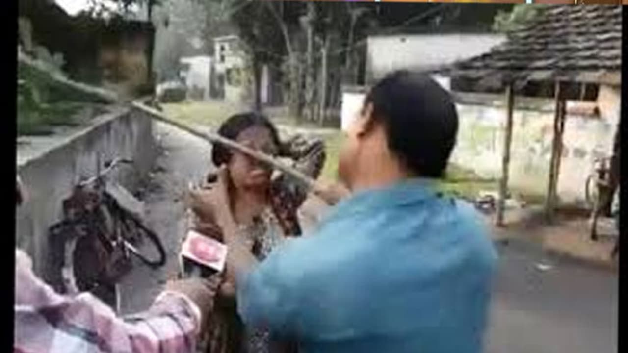 വീഡിയോ: പ്രതിഷേധ റാലിക്കിടെ ബിജെപി വനിതാ നേതാവിനെ തല്ലിച്ചതച്ച് തൃണമൂൽ കോണ്ഗ്രസ് പ്രവര്ത്തകര് വീഡിയോ: പ്രതിഷേധ റാലിക്കിടെ ബിജെപി വനിതാ നേതാവിനെ തല്ലിച്ചതച്ച് തൃണമൂൽ കോണ്ഗ്രസ് പ്രവര്ത്തകര്