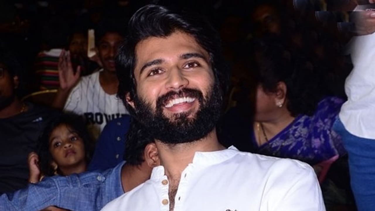 వెనక్కి తగ్గిన విజయ్ దేవరకొండ.. రవితేజ టీమ్ హ్యాపీ? వెనక్కి తగ్గిన విజయ్ దేవరకొండ.. రవితేజ టీమ్ హ్యాపీ?