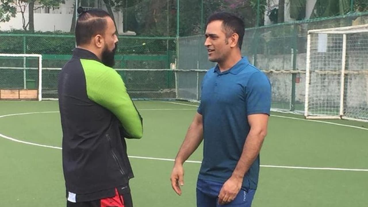 ಬಾಲಿವುಡ್ ಸೆಲೆಬ್ರೆಟಿಗಳ ಜೊತೆ ಎಂ.ಎಸ್ ಧೋನಿ ಫುಟ್ಬಾಲ್ ಪಂದ್ಯ ಬಾಲಿವುಡ್ ಸೆಲೆಬ್ರೆಟಿಗಳ ಜೊತೆ ಎಂ.ಎಸ್ ಧೋನಿ ಫುಟ್ಬಾಲ್ ಪಂದ್ಯ