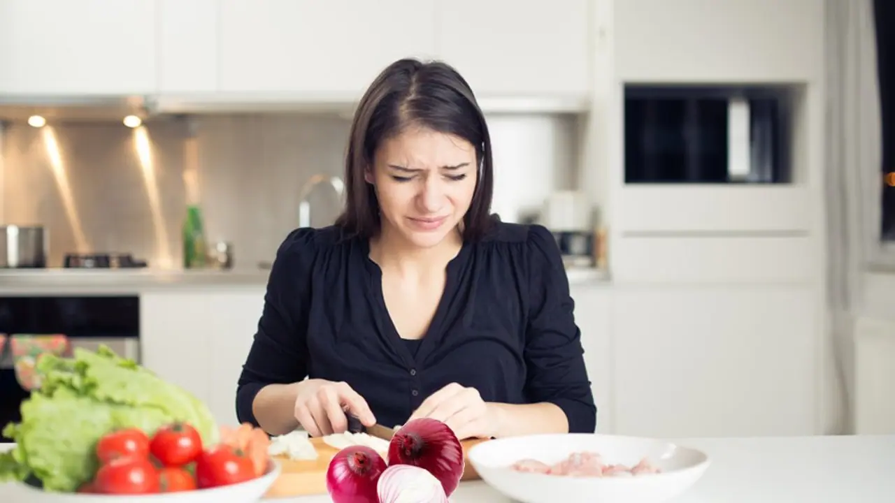 സവാള അരിയുമ്പോൾ കണ്ണിൽ നിന്ന് വെള്ളം വരാറില്ലേ; ചെയ്യേണ്ടത് ഇത്ര മാത്രം