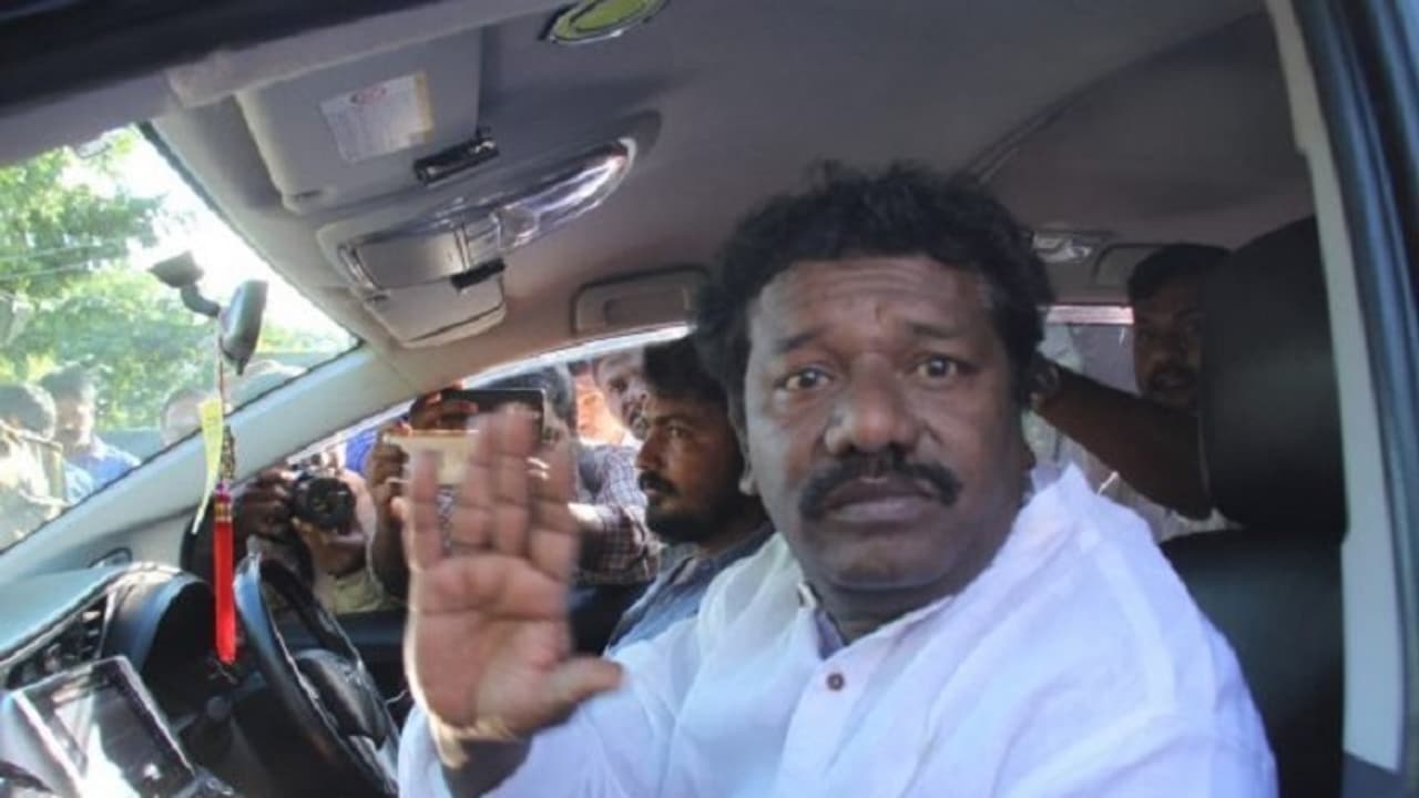 கருணாஸ் மற்றும் டிடிவி ஆதரவு எம்.எல்.ஏக்கள் பதவி பறிப்பு! எடப்பாடி அதிரடி ... கருணாஸ் மற்றும் டிடிவி ஆதரவு எம்.எல்.ஏக்கள் பதவி பறிப்பு! எடப்பாடி அதிரடி ...