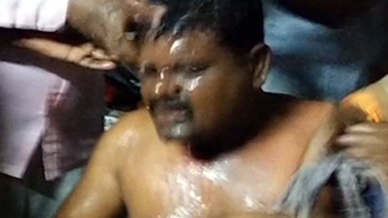 టీఆర్ఎస్ లో సీట్ల లొల్లి: ఇద్దరు కార్యకర్తల ఆత్మహత్యాయత్నం టీఆర్ఎస్ లో సీట్ల లొల్లి: ఇద్దరు కార్యకర్తల ఆత్మహత్యాయత్నం