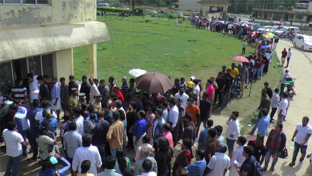 നീലക്കുറിഞ്ഞി കാണാന് വന്തിരക്ക്; ഗതാഗതകുരുക്കില് മുറുകി മൂന്നാര് നീലക്കുറിഞ്ഞി കാണാന് വന്തിരക്ക്; ഗതാഗതകുരുക്കില് മുറുകി മൂന്നാര്
