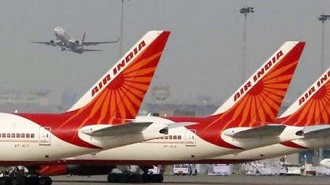 विमान के उड़ान भरने से पहले चालक दल की सदस्य विमान से नीचे गिरी विमान के उड़ान भरने से पहले चालक दल की सदस्य विमान से नीचे गिरी