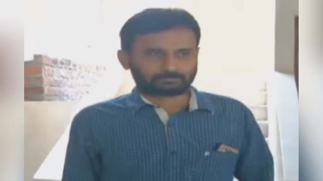 రేవంత్ చుట్టూ ఉచ్చు: ఉప్పల్ లో తేలిన ఉదయసింహ ఫ్రెండ్ రణధీర్ రేవంత్ చుట్టూ ఉచ్చు: ఉప్పల్ లో తేలిన ఉదయసింహ ఫ్రెండ్ రణధీర్