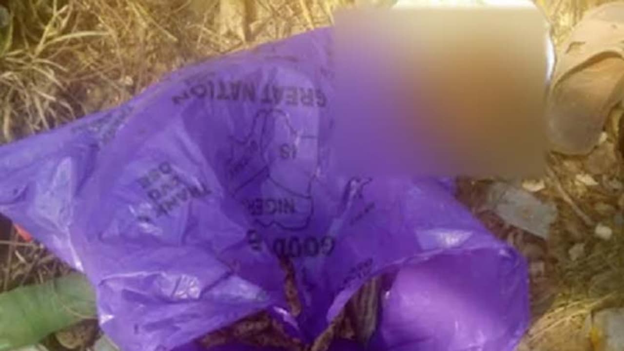 అప్పుడే పుట్టిన బిడ్డను కవర్లో చుట్టి.. బాత్రూమ్లో పడేసిన తల్లి.. బిడ్డ మృతి అప్పుడే పుట్టిన బిడ్డను కవర్లో చుట్టి.. బాత్రూమ్లో పడేసిన తల్లి.. బిడ్డ మృతి