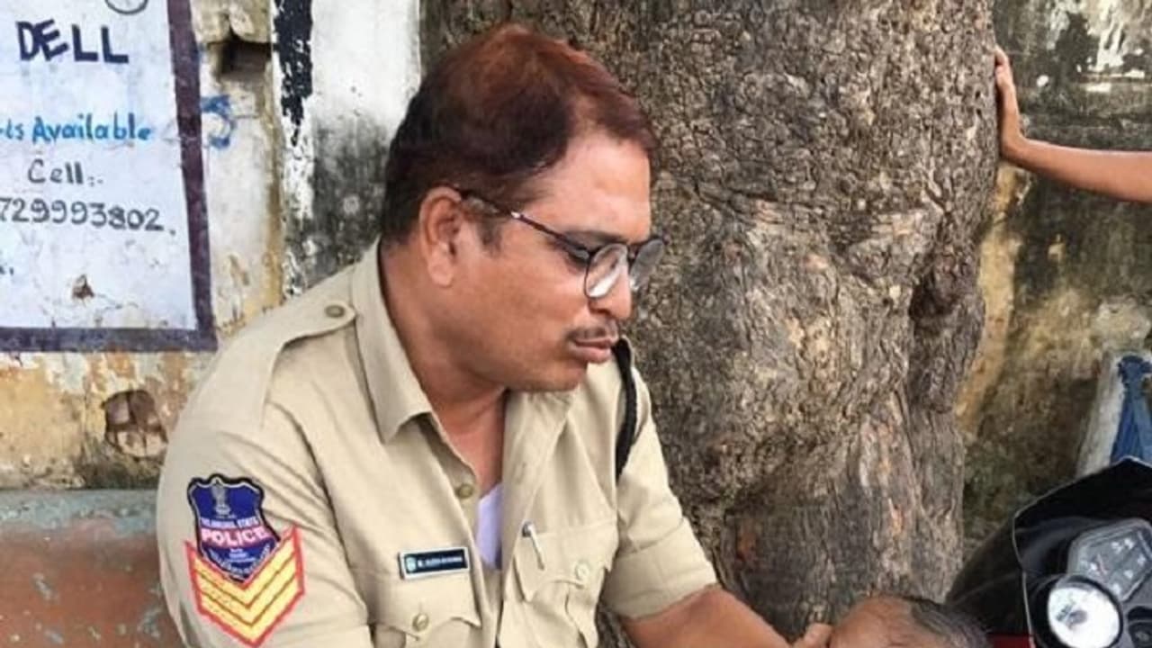 தேர்வு எழுத வந்த இளம் தாயின் குழந்தையை 3 மணி நேரம் கவனித்துக் கொண்ட போலீஸ் !! குவியும் பாராட்டுக்கள் !! தேர்வு எழுத வந்த இளம் தாயின் குழந்தையை 3 மணி நேரம் கவனித்துக் கொண்ட போலீஸ் !! குவியும் பாராட்டுக்கள் !!