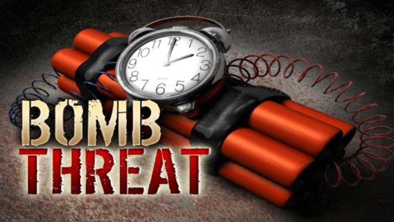 ಖ್ಯಾತ ನಿರ್ದೇಶಕ ನಿವಾಸಕ್ಕೆ ಬಾಂಬ್ ಬೆದರಿಕೆ: ಬಾಂಬ್ ಸ್ಕ್ವಾಡ್ ದೌಡು ಖ್ಯಾತ ನಿರ್ದೇಶಕ ನಿವಾಸಕ್ಕೆ ಬಾಂಬ್ ಬೆದರಿಕೆ: ಬಾಂಬ್ ಸ್ಕ್ವಾಡ್ ದೌಡು