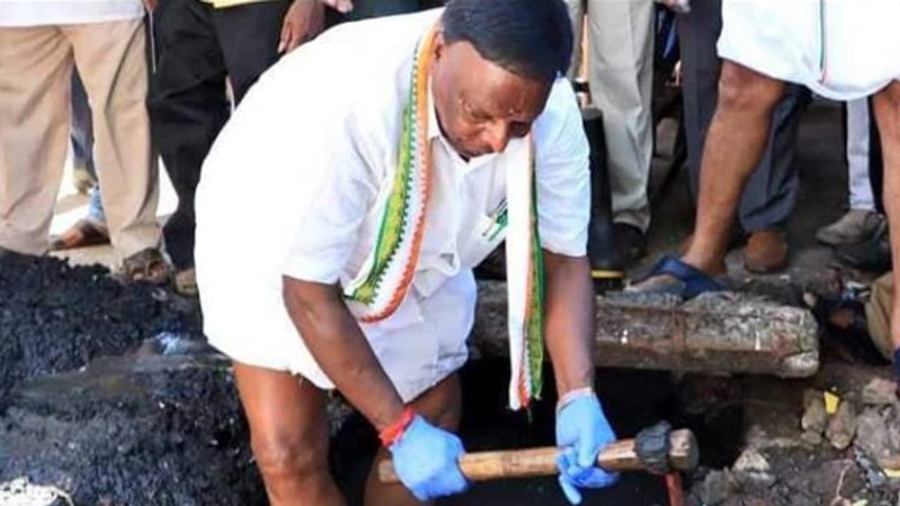 മുണ്ട് മടക്കിക്കുത്തി; തൂമ്പയുമായി അഴുക്ക്ചാല് വൃത്തിയാക്കാൻ പുതുച്ചേരി മുഖ്യമന്ത്രി വീഡിയോ മുണ്ട് മടക്കിക്കുത്തി; തൂമ്പയുമായി അഴുക്ക്ചാല് വൃത്തിയാക്കാൻ പുതുച്ചേരി മുഖ്യമന്ത്രി വീഡിയോ