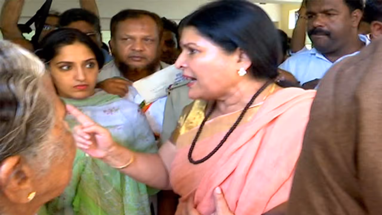 ಜಯಮಾಲಾಗೆ ಕಾಂಗ್ರೆಸಿಗರಿಂದಲೇ ಅವಮಾನ ಜಯಮಾಲಾಗೆ ಕಾಂಗ್ರೆಸಿಗರಿಂದಲೇ ಅವಮಾನ