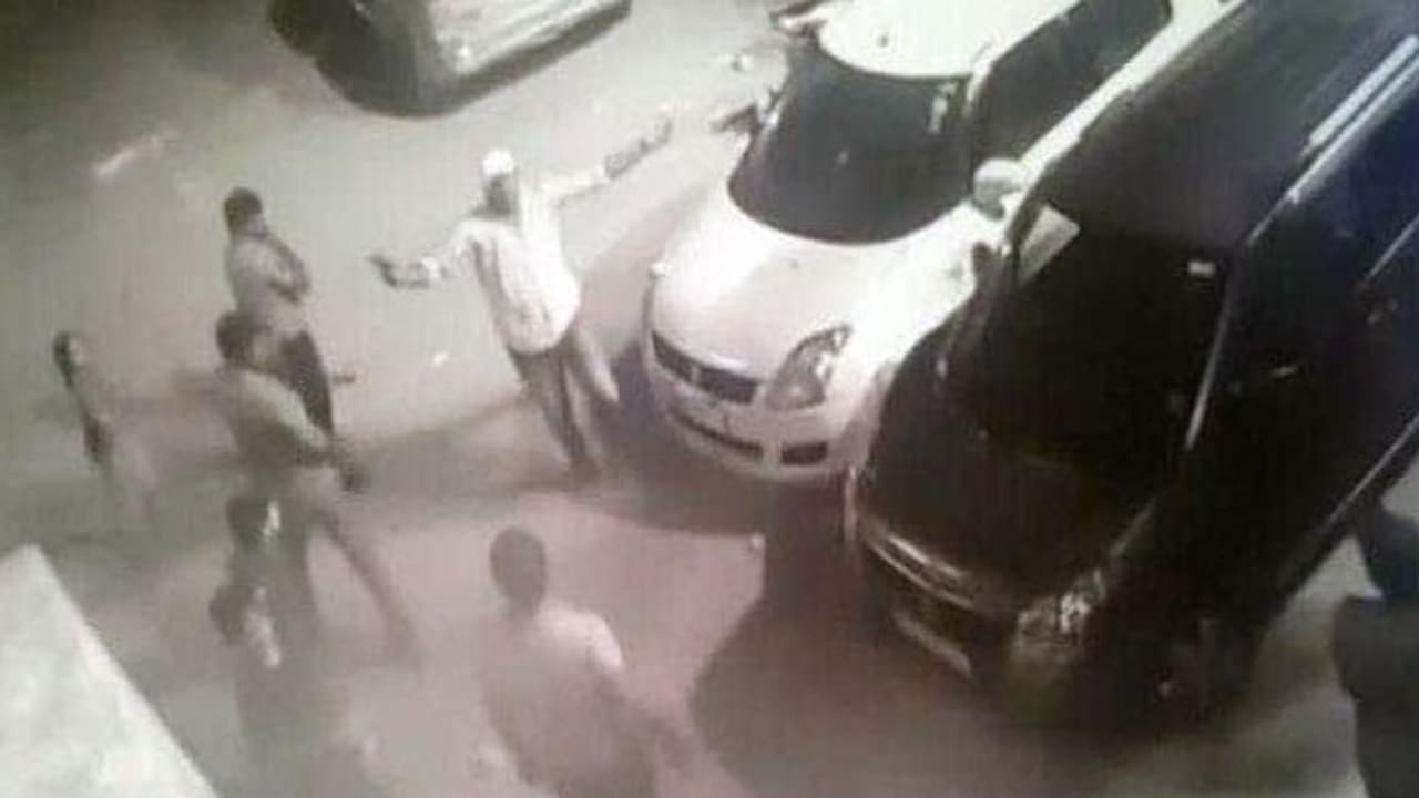 മകന്റെയും മരുമകന്റെയും മുന്നിൽവച്ച് 34കാരനെ വെടിവച്ച് കൊന്നു; പ്രതിഷേധം ശക്തമാകുന്നു മകന്റെയും മരുമകന്റെയും മുന്നിൽവച്ച് 34കാരനെ വെടിവച്ച് കൊന്നു; പ്രതിഷേധം ശക്തമാകുന്നു