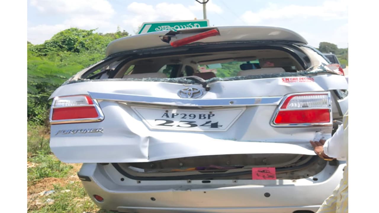 టీఆర్ఎస్ మాజీ ఎమ్మెల్యేకు ప్రమాదం....