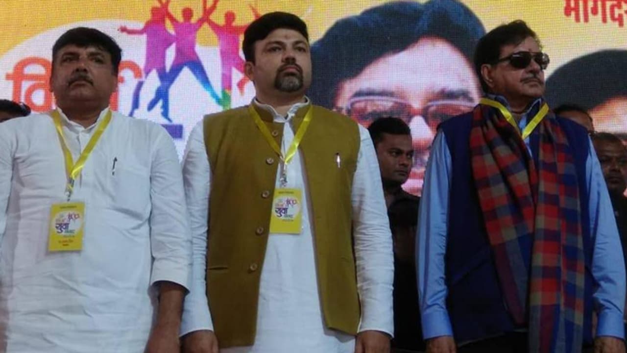 അമിത് ഷായുടെ തന്ത്രം ഏറ്റെടുത്ത് രാഹുല്; ബിജെപി എംഎല്എ രാജിവച്ച് കോണ്ഗ്രസിലേക്ക് അമിത് ഷായുടെ തന്ത്രം ഏറ്റെടുത്ത് രാഹുല്; ബിജെപി എംഎല്എ രാജിവച്ച് കോണ്ഗ്രസിലേക്ക്