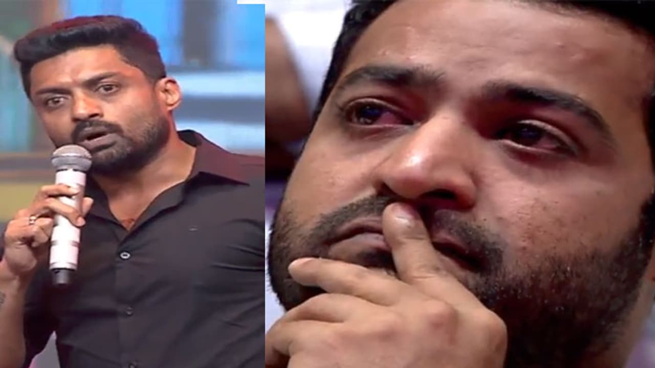 కళ్యాణ్ రామ్ స్పీచ్ తో ఏడ్చేసిన ఎన్టీఆర్! కళ్యాణ్ రామ్ స్పీచ్ తో ఏడ్చేసిన ఎన్టీఆర్!